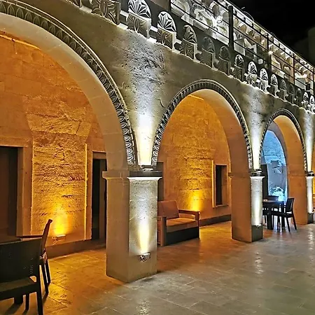 Falcon Cave Hotel *