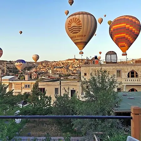 Falcon Cave Hotel *