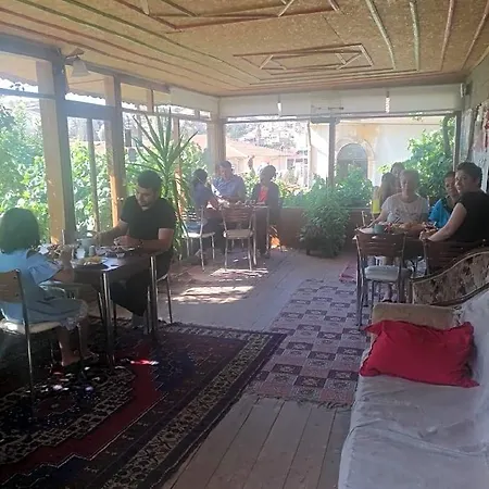 Falcon Cave Hotel *