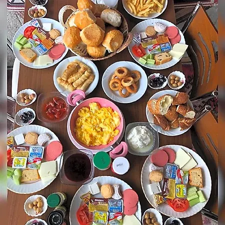 Falcon Cave Hotel *